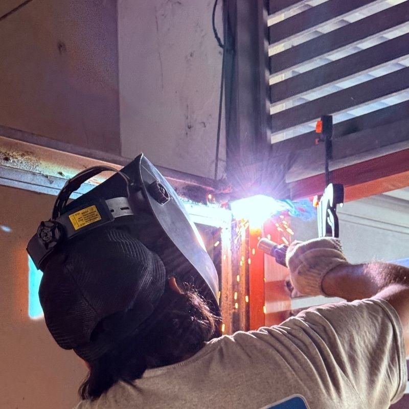 Fabricación y colocación de soporte para rodamiento superior en portón levadizo. Construcción e instalación de soporte para rodamiento superior para reforzar la estructura del portón levadizo. Trabajo realizado por HERREELEC.